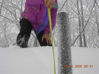 Misurazione della neve alla vetta oltre 2 metri